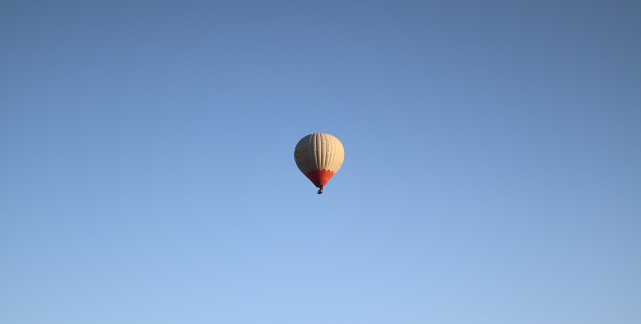 Montgolfière au loin dans un ciel bleu