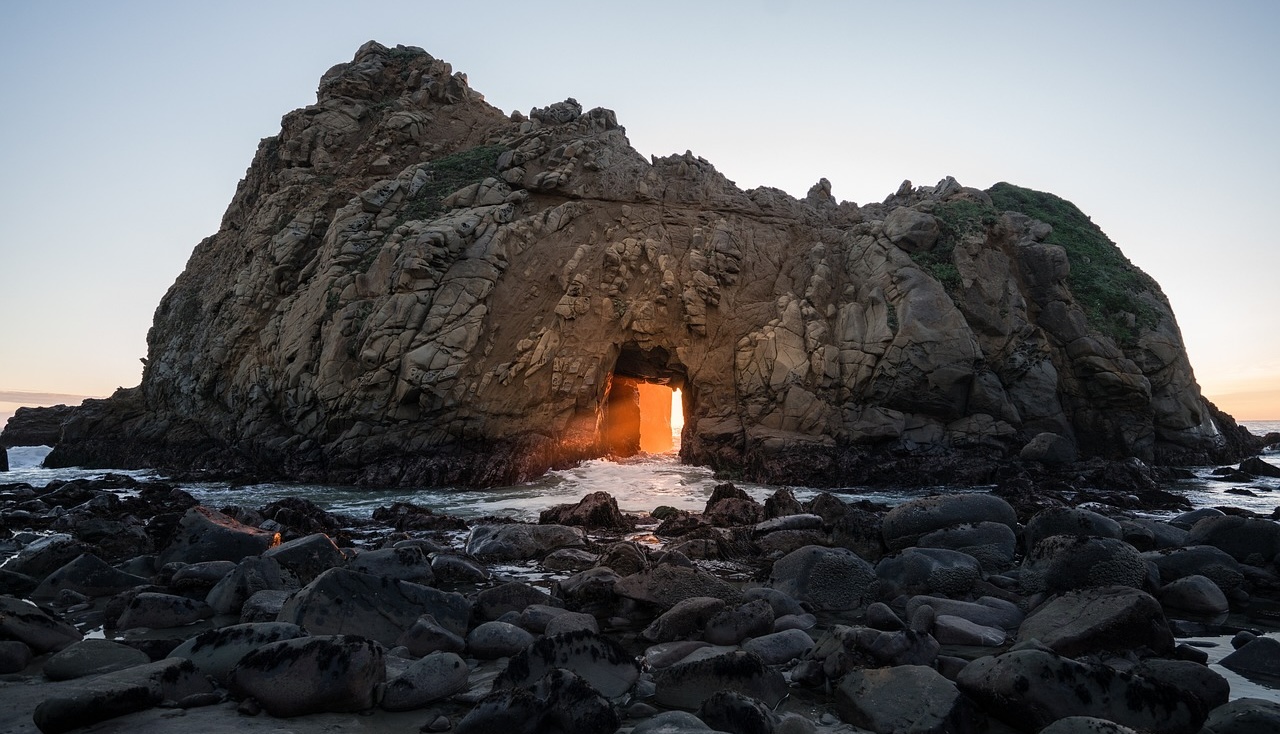 Arche de rocher sur la mer avec la lumière du soleil traversante